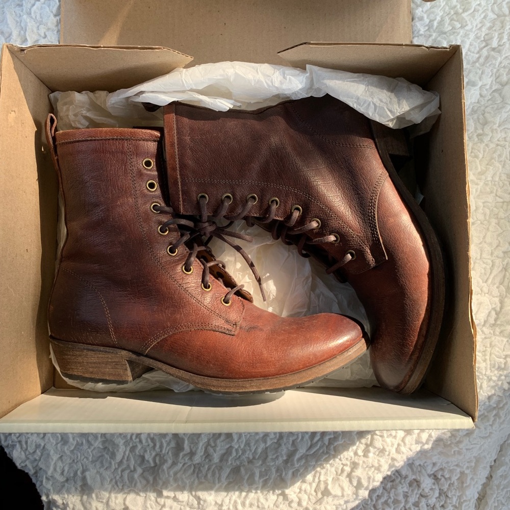 FRYE Carson Lug Lace up